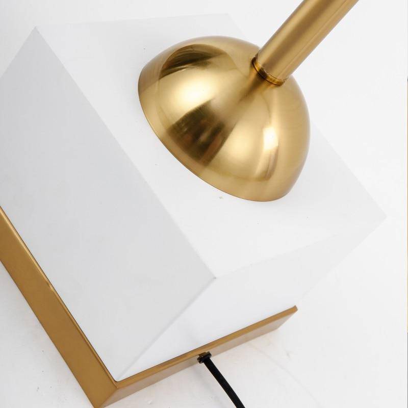Lámpara de pie design de metal dorado con pantalla esférica