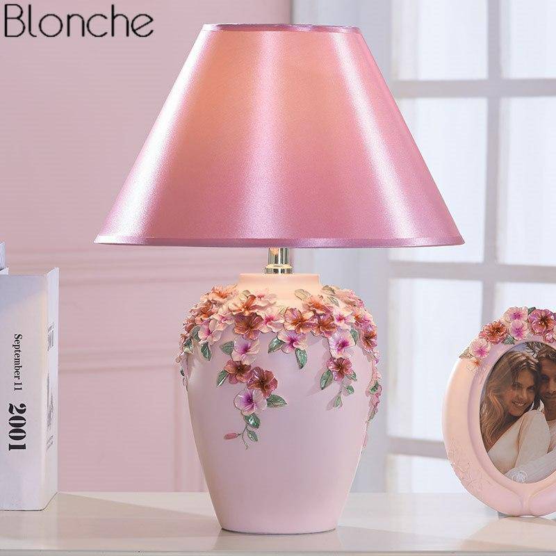 Lámpara de mesa con pantalla y base de flores de colores