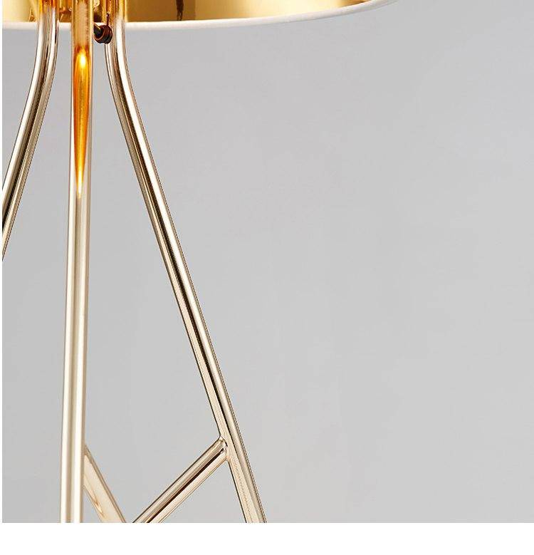 Design table lamp with lampshade and chrome feet Novelty