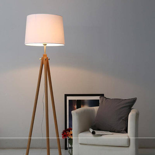 Lámpara de pie con trípode de madera y pantalla de tela