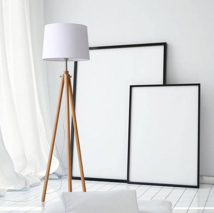 Lámpara de pie con trípode de madera y pantalla de tela
