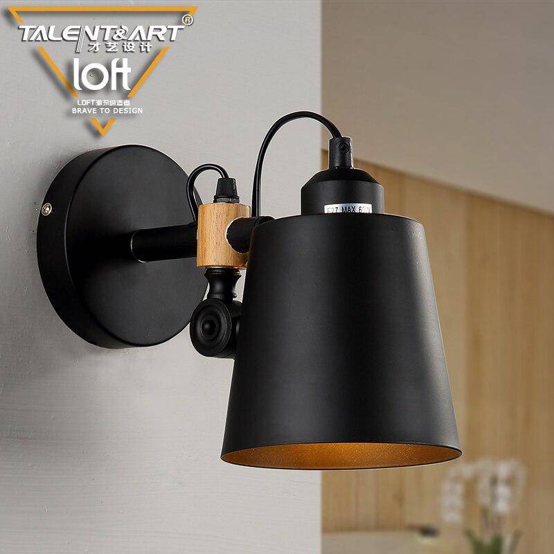 Lámpara de pared design en madera y metal negro Sentado