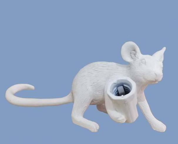 Table lamp in the shape of a mouse holding a lamp