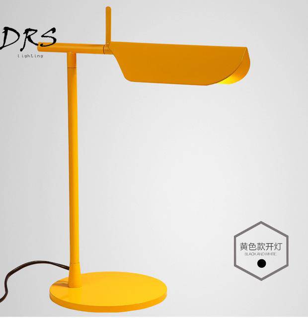 Lámpara de mesa design simplista Italia
