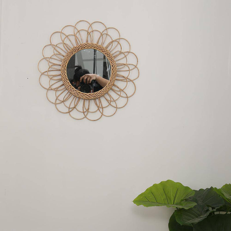 Espejo de pared decorativo redondo con pétalo de flor en ratán