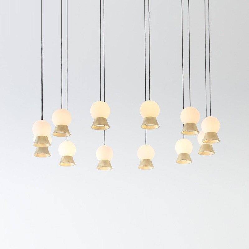 Suspension et lustre design à LED avec boule en verre et support dorée