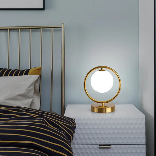 Lampe à poser dorée à led boule en verre