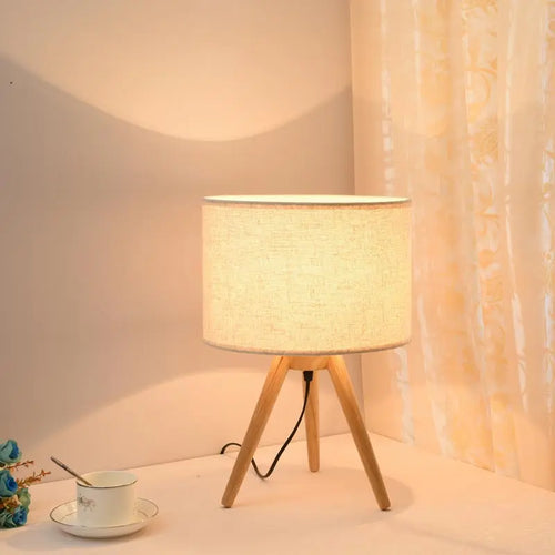 lampe à poser moderne en bois avec abat-jour tissu décoratif