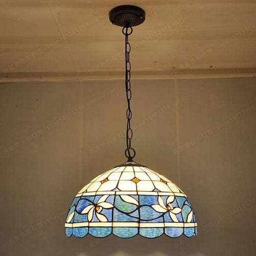 lustre antique en vitrail pour ambiance nostalgique et restaurant