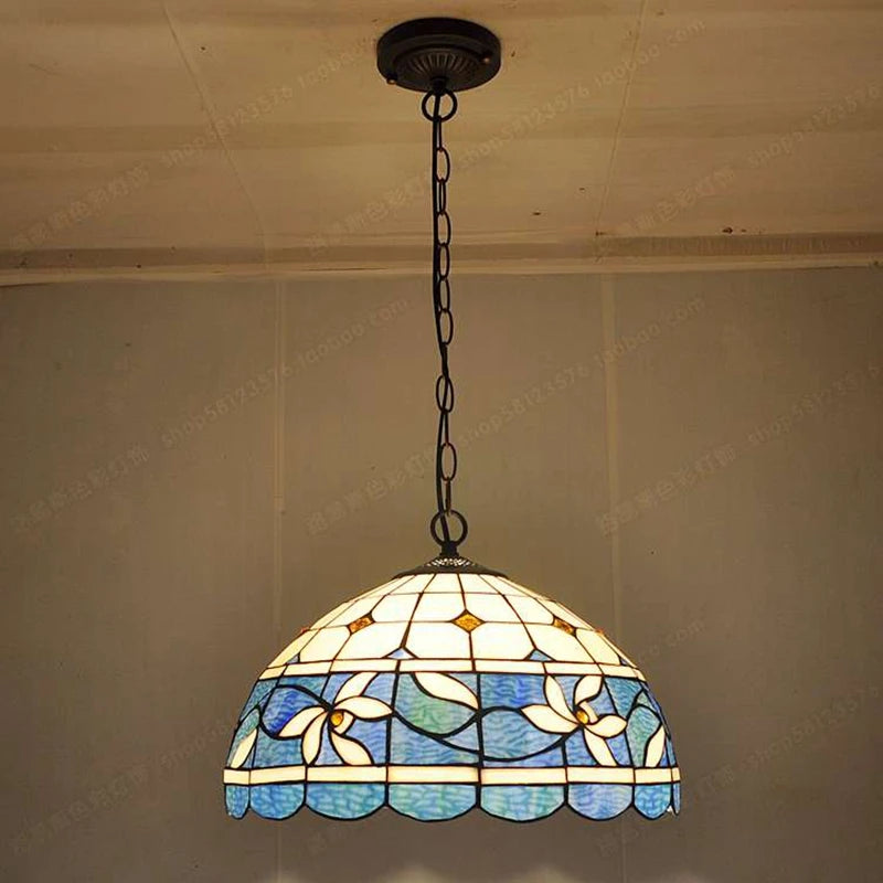 lustre antique en vitrail pour ambiance nostalgique et restaurant