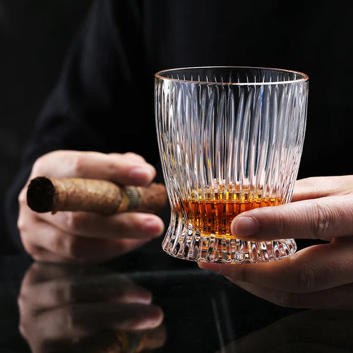 Verre whisky old fashioned design élégant relief