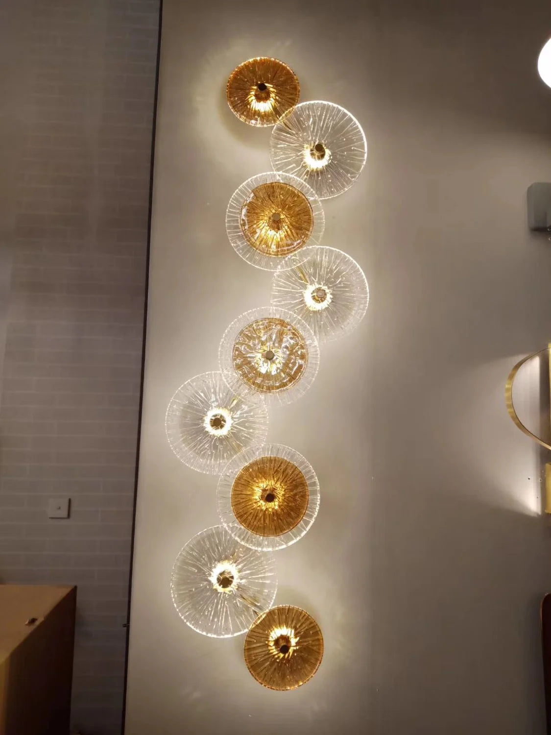 lampe à poser postmoderne en verre et fer doré lotus - vue 5 sur 10