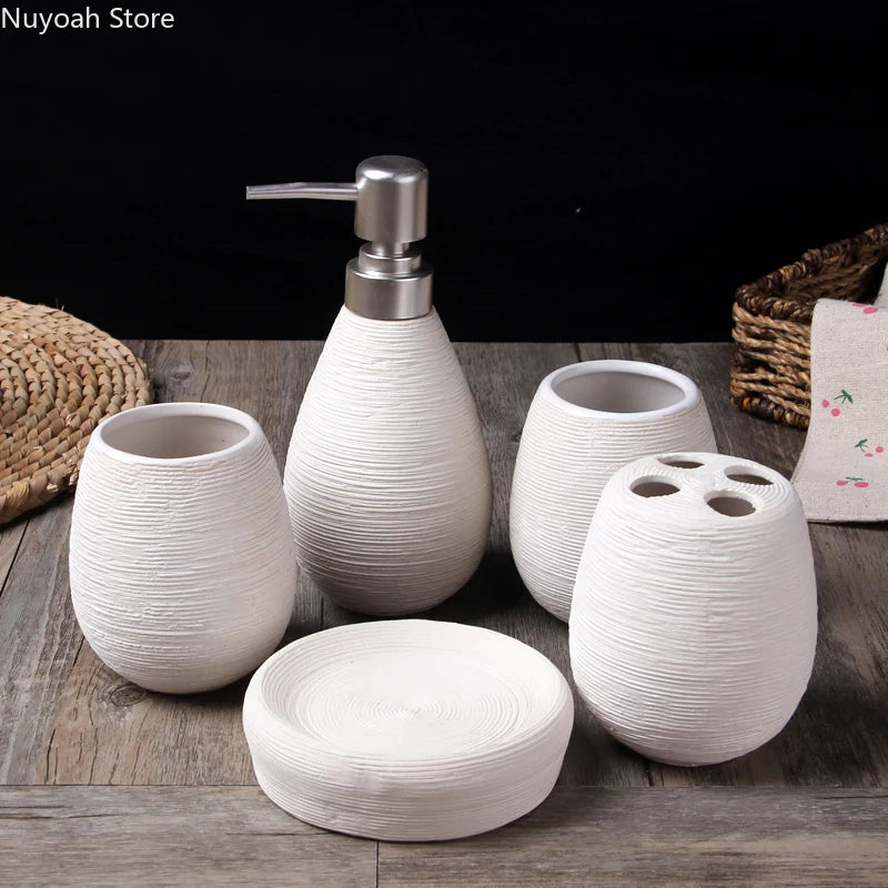 bouteille en céramique décorative pour salle de bain cinq pièces - vue 3 sur 9