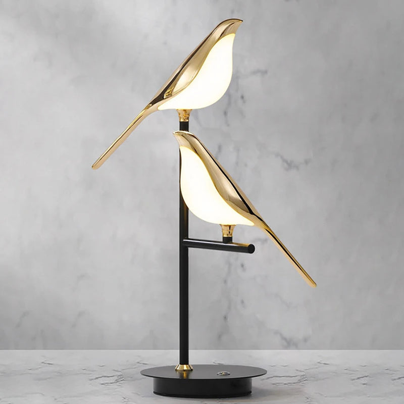 Nouveau design lampe de table LED placage postmoderne or oiseau alliage acrylique lampe de bureau pour chambre étude salle salon lampadaire