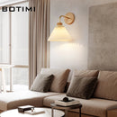 Appliques murales LED en bois nordique avec abat-jour brillant