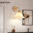 Appliques murales LED en bois nordique avec abat-jour brillant