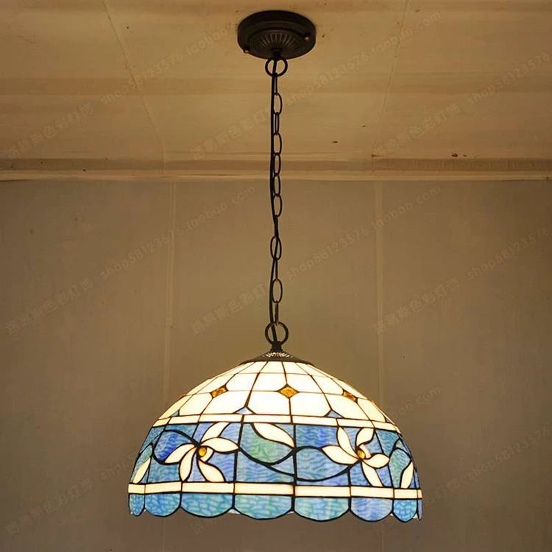 lustre antique en vitrail pour ambiance nostalgique et restaurant