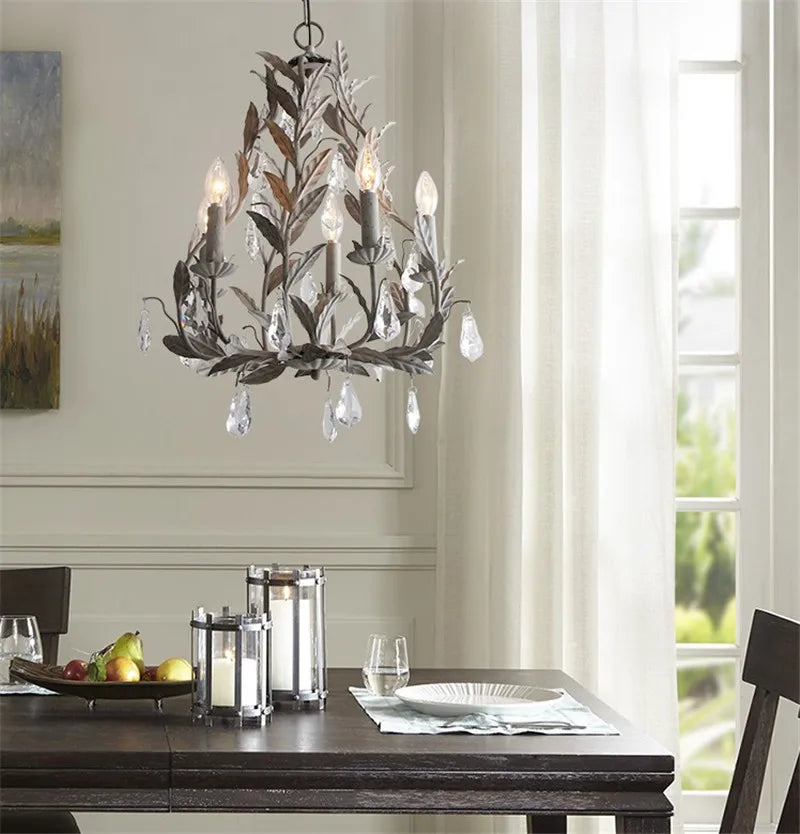 lustre vintage en fer forgé et cristal pour un éclairage rétro