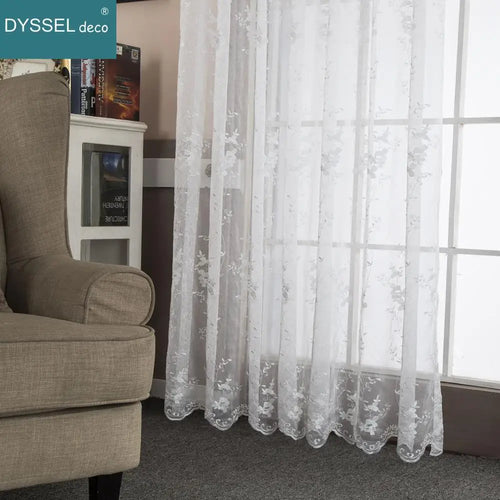 Rideau transparent broderie florale feston style europeen salon