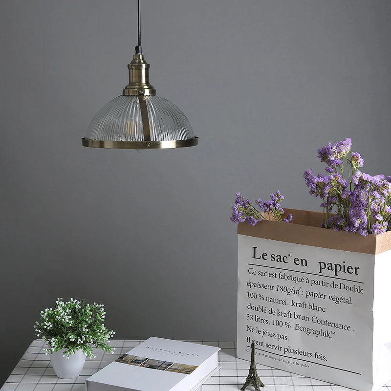 lampe suspendue vintage en verre transparent pour ambiance nostalgique