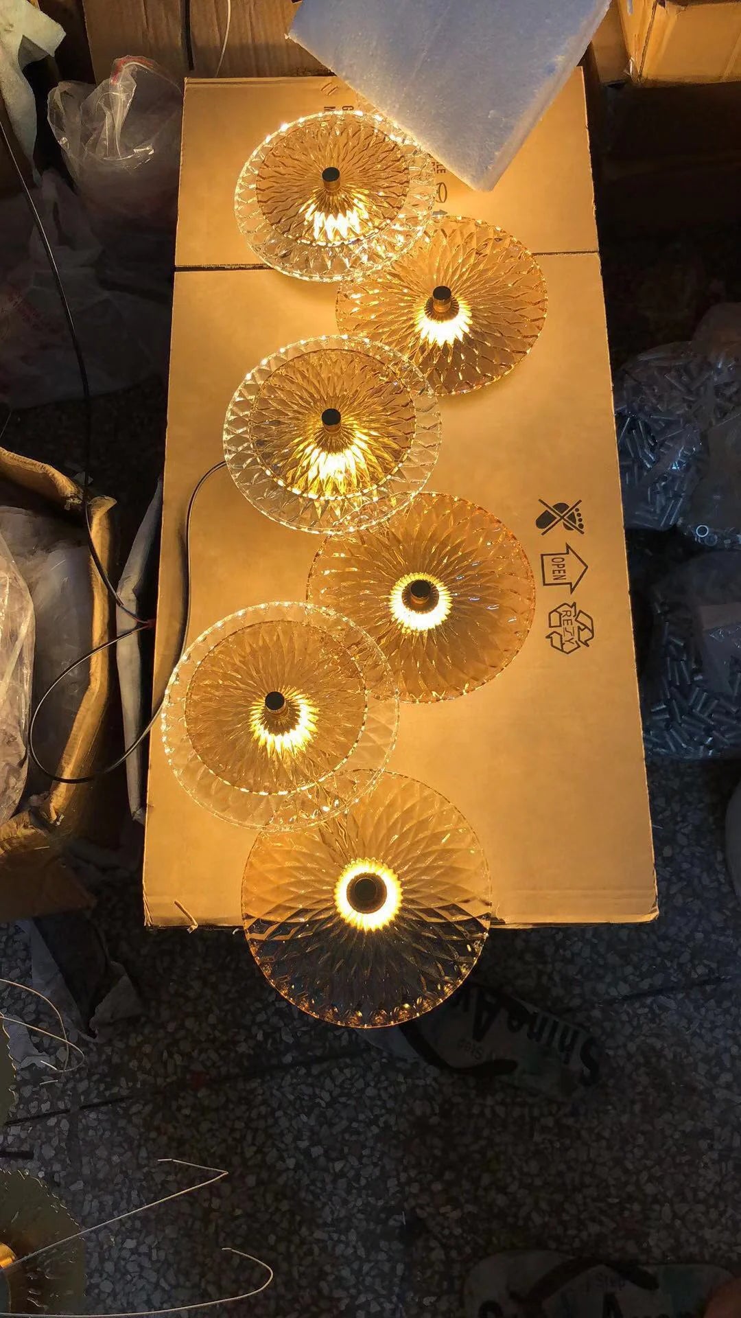 lampe à poser postmoderne en verre et fer doré lotus - vue 6 sur 10