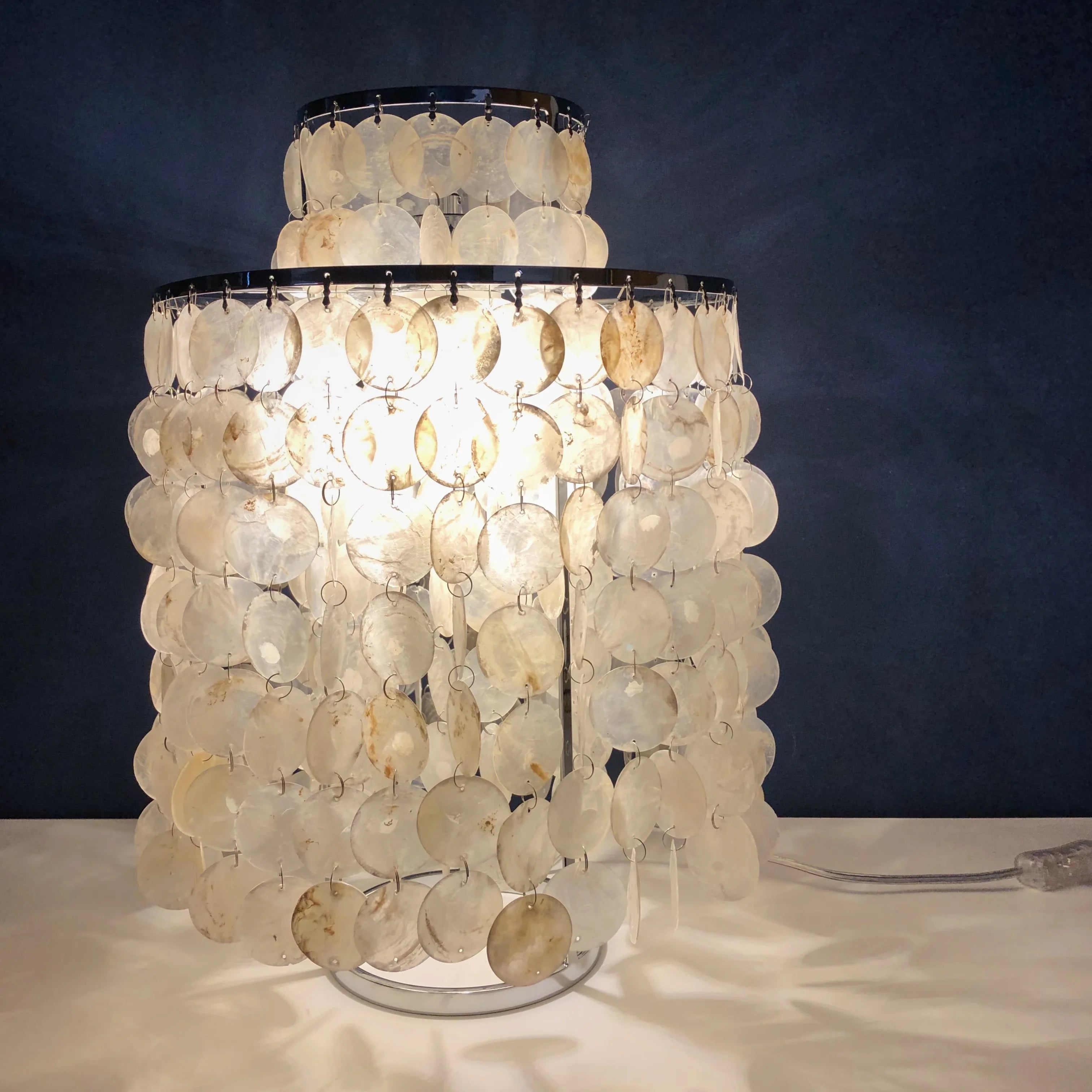 (80j - 5juin) Lampe à poser moderne LED avec plaques nacrées Loredi - vue 8 sur 10