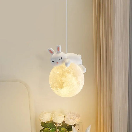 Suspension créative avec boule et lapin ou ours allongé