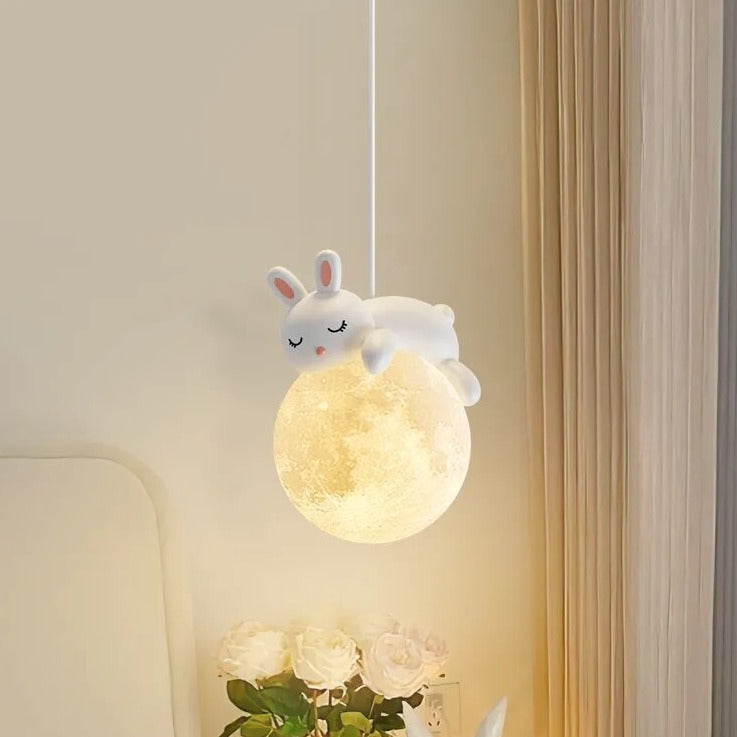 Suspension créative avec boule et lapin ou ours allongé - vue 3 sur 6