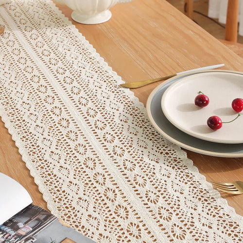 Chemin de table beige vintage dentelle crochet pompons