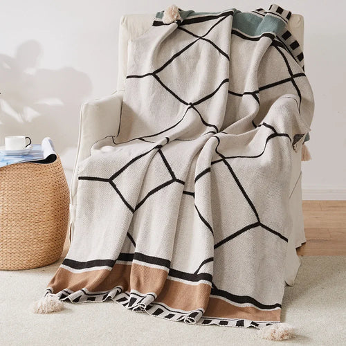 Plaid tricoté style bohème motifs géométriques avec pompons - vue 3 sur 6