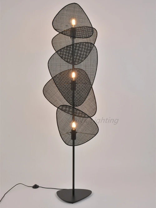 Lampadaire en rotin tricoté de styliste français - vue 3 sur 8