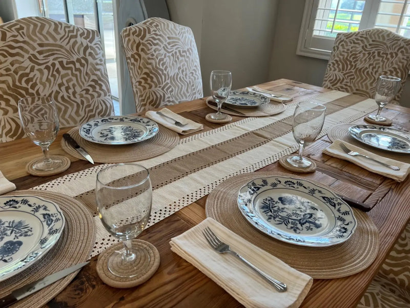 Chemin de table boheme beige motifs geometriques pompons