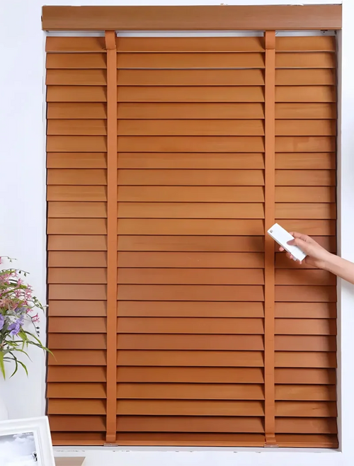 Store vénitien motorisé bois sur mesure salon chambre