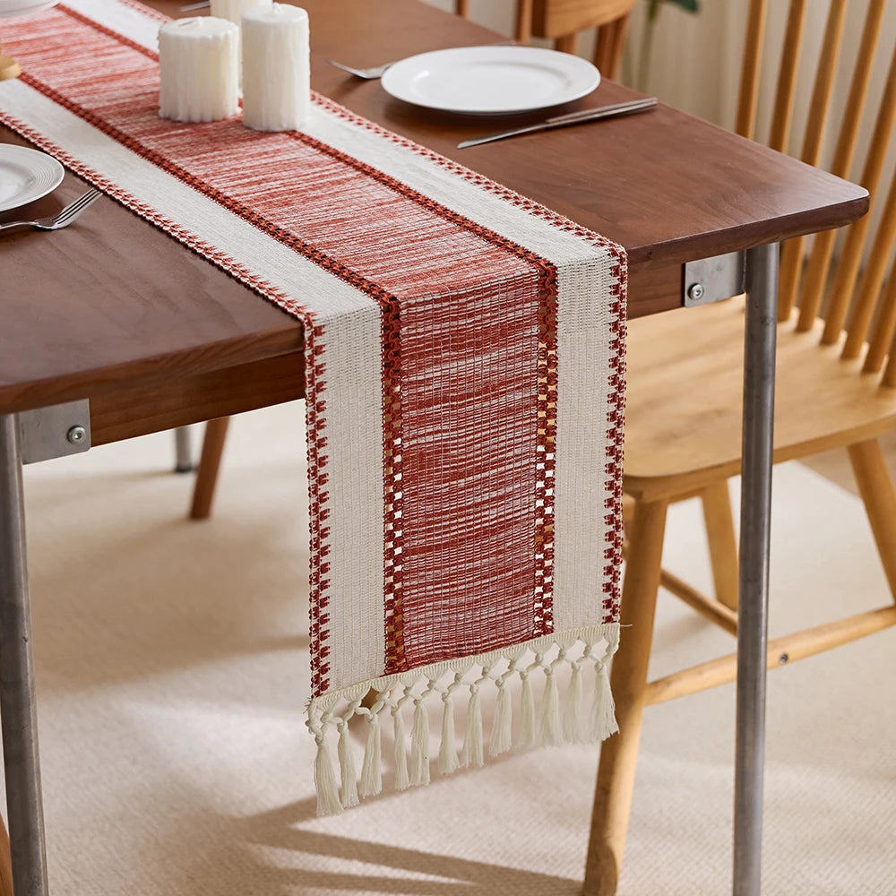 Chemin de table bohème tissé rayures rouges pompons - vue 2 sur 7