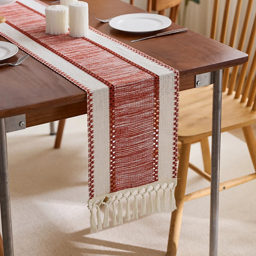 Chemin de table bohème tissé rayures rouges pompons