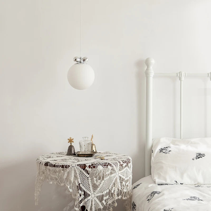 suspension en verre laiteux avec nœud papillon bauhaus led