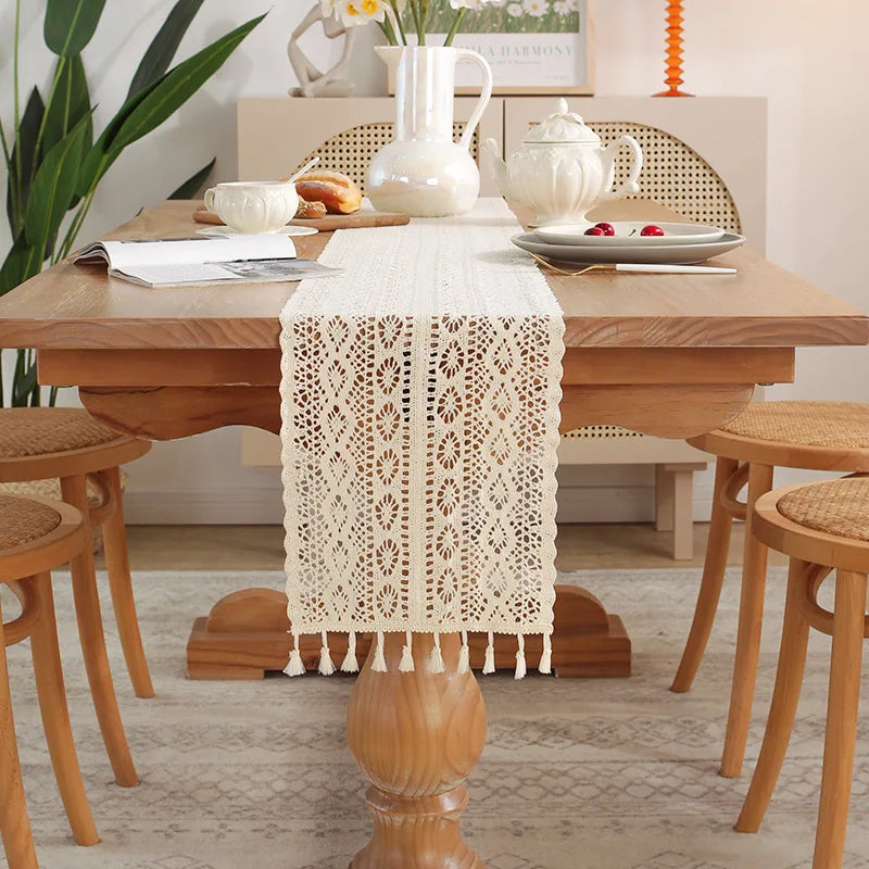 Chemin de table dentelle crochetée beige vintage pompons - vue 7 sur 7