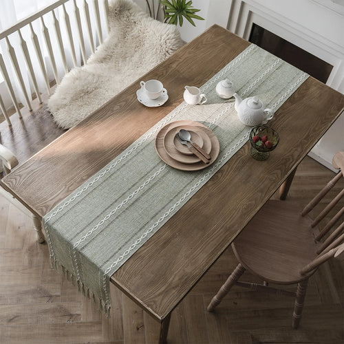 Chemin de table brodé bohème avec pompons tissés