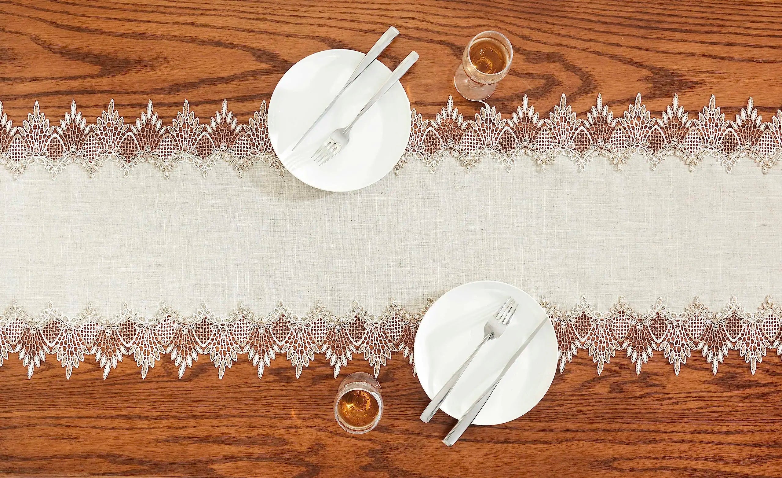 Chemin de table lin brodé style dentelle classique élégante - vue 5 sur 7