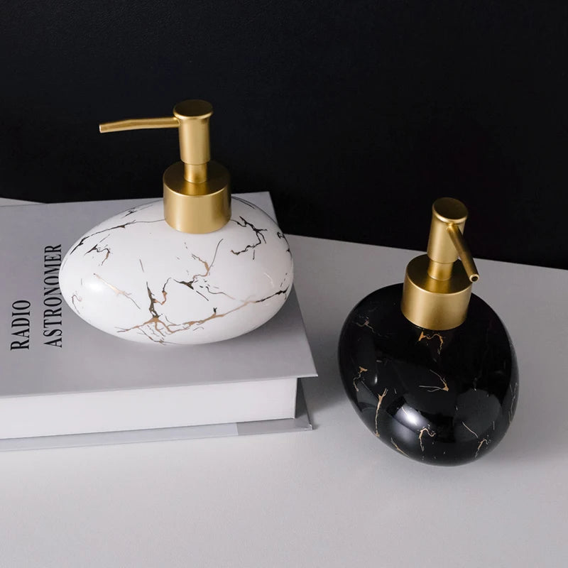 bouteille de rangement pour linge et désinfectant luxe hôtel