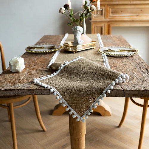 Chemin de table style champetre beige avec pompons