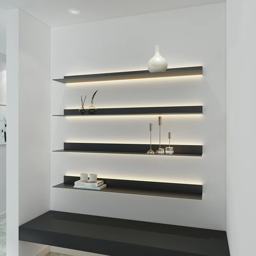 étagère murale lumineuse en aluminium ouverte et éclairée