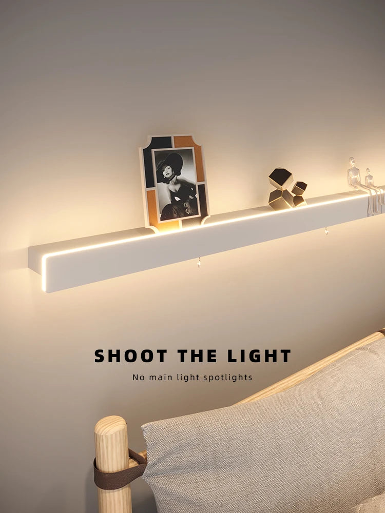 lampe de chevet minimaliste avec étagère longue pour ambiance décontractée
