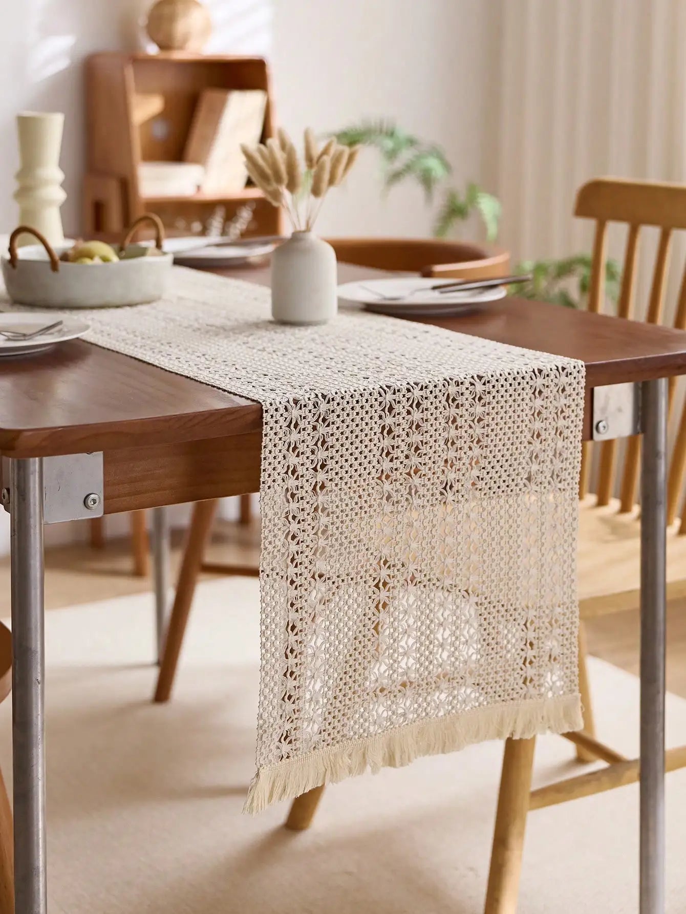 Chemin de table bohème nordique tissé avec pompons - vue 2 sur 5