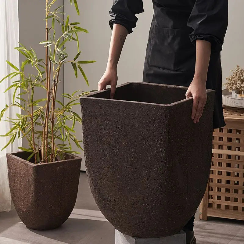 pot de fleurs en argile carrée pour jardin extérieur avec plantes respirantes