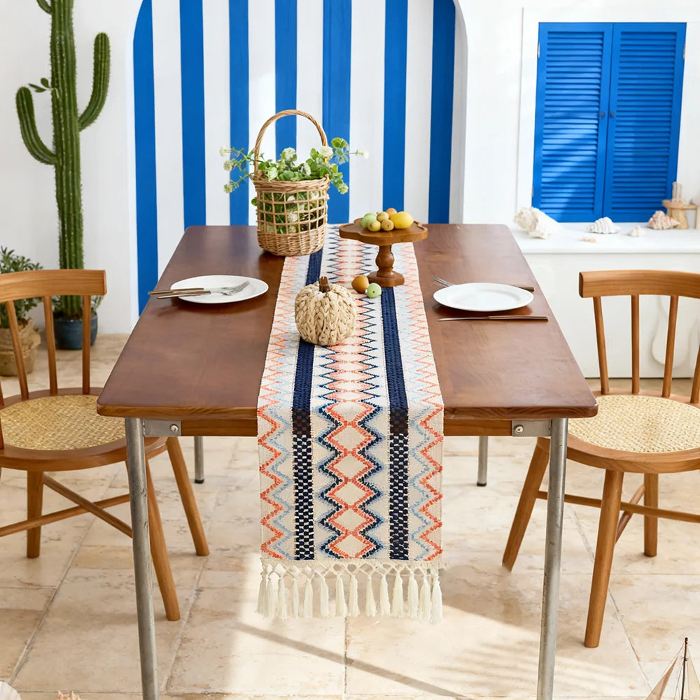 Chemin de table bohème motifs aztèques pompons beige