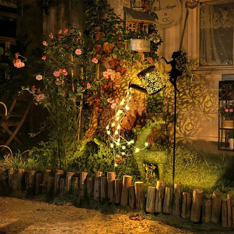 arrosoir solaire avec lumières de jardin et statues de fées