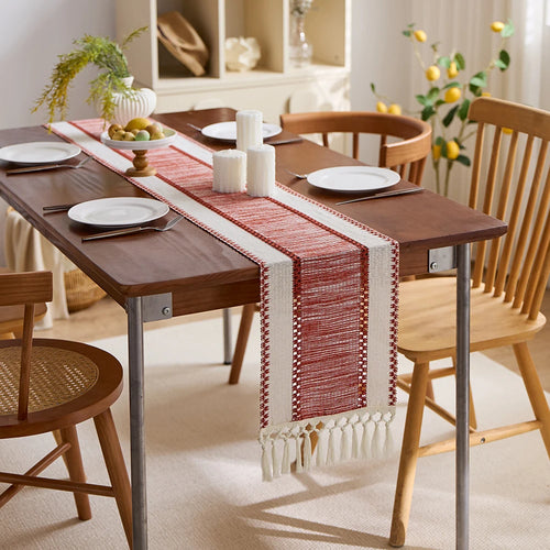 Chemin de table bohème tissé rayures rouges pompons