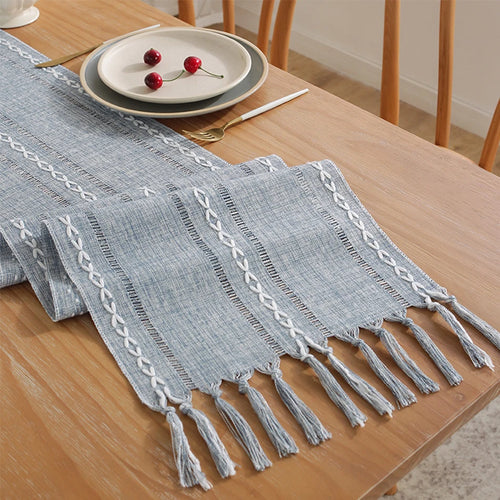Chemin de table brodé bohème avec pompons tissés
