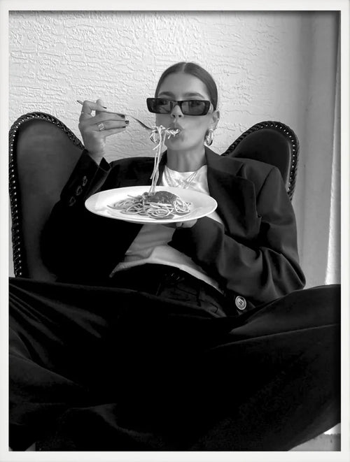 affiche artistique femmes buvant du vin avec spaghettis décor mural